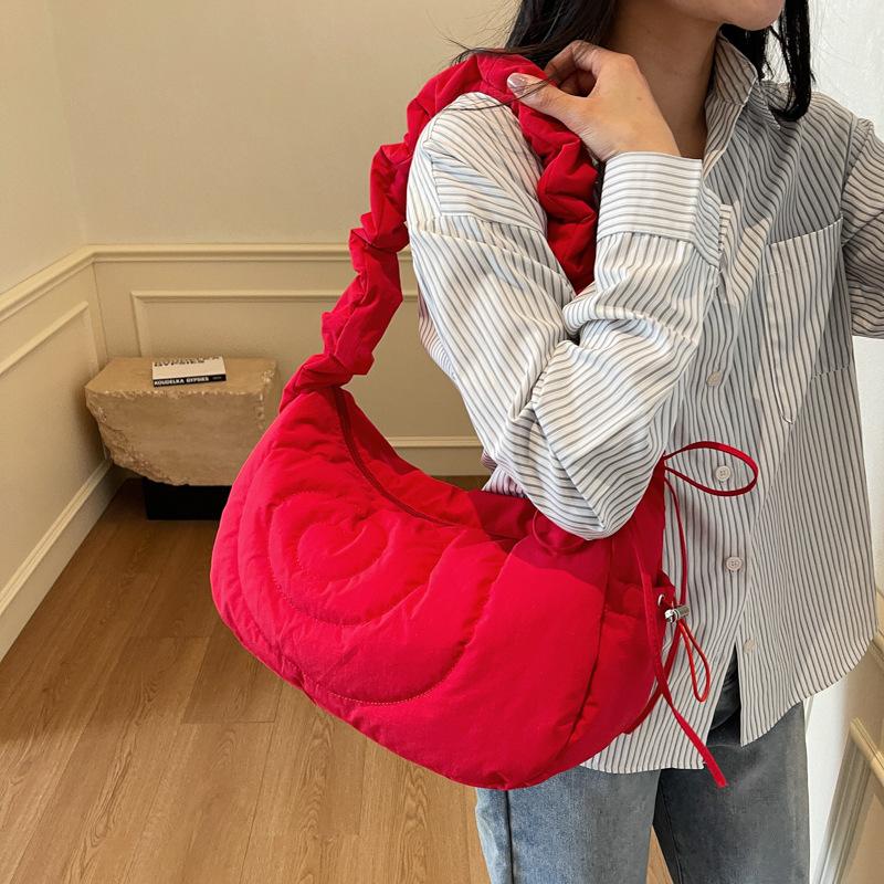 Frühlings- und Sommer-Tragetasche Nischendesign High-End-Tasche Damen 2025 neue Großraum-Knödeltasche plissierte Umhängetasche