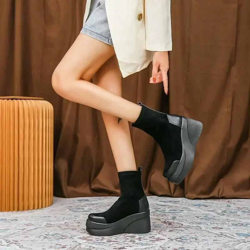 Autumn and Winter New Short Boots for Women, Fashionable Classic Black Boots, Casual and Comfortable Thick Soled Snow Boots