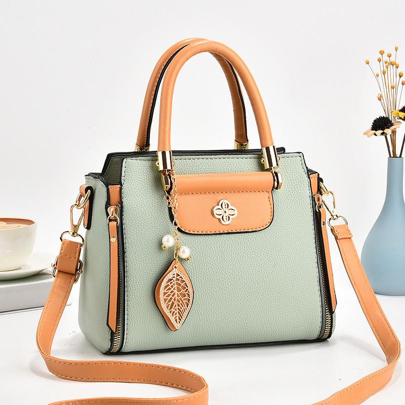 Trendige und geräumige Umhängetasche für Frauen mittleren Alters in eleganten Farben