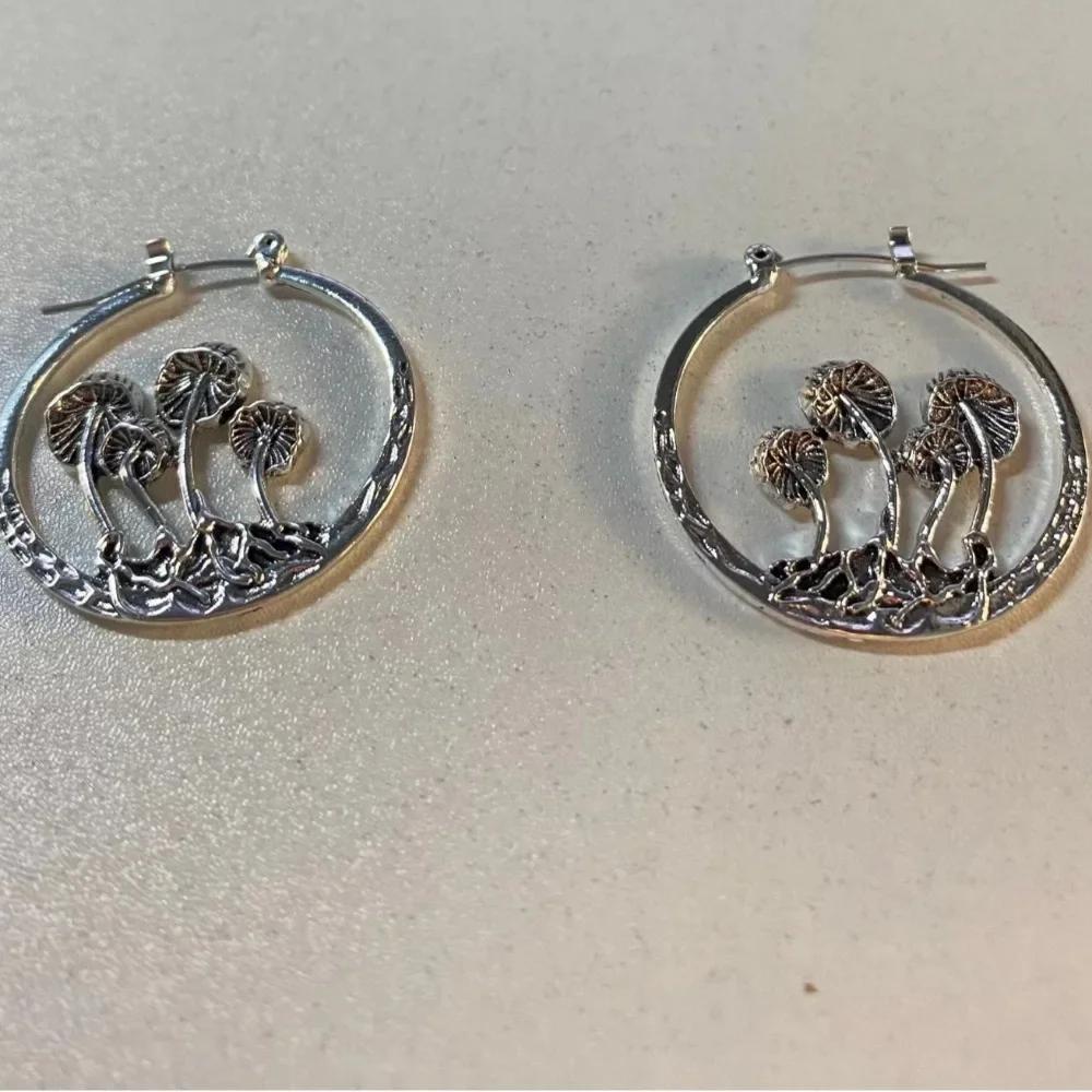 2024 Retro Fashion Hollow Mushrooms Hoop Earrings for Women Personality Geometry Round Hip Hop Rock Punk Jewelry Accessories