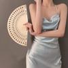 8palcový skládací ventilátor ze santalového dřeva Čínský styl s dutými žebry Přehlídková mola Taneční představení Foto rekvizity Přenosné letní dřevěné příruční ventilátory pro párty potřeby