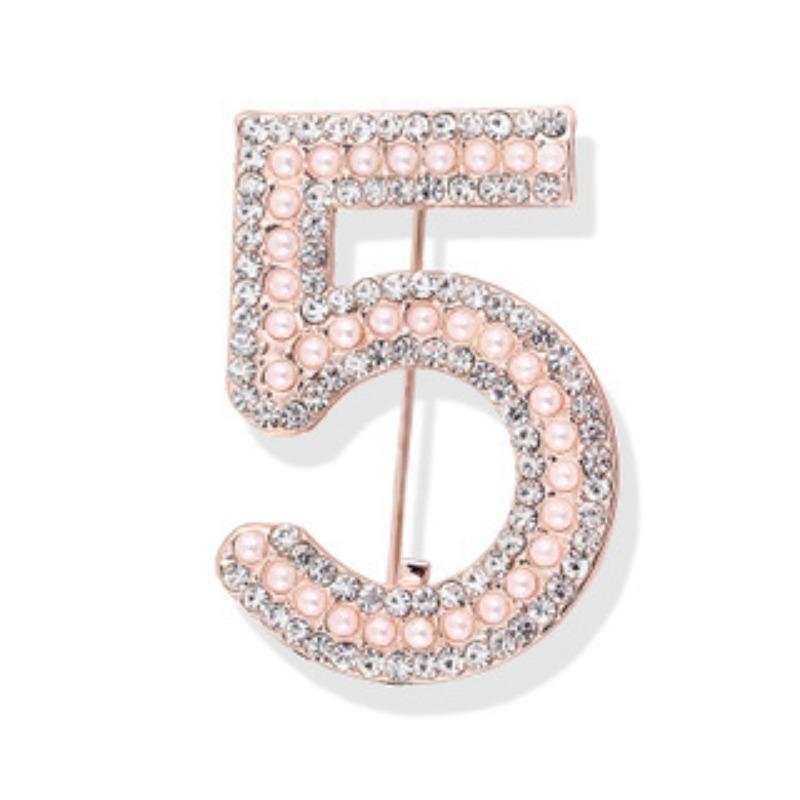 Number 5 Pearl Brooch Elegant Chest Buckle Environmental Jewelry Long-lasting Color Exquisite Mother & Girl BFF Gift Pin