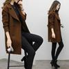 Cappotto di lana doppiopetto alla moda da donna di media lunghezza per l'autunno