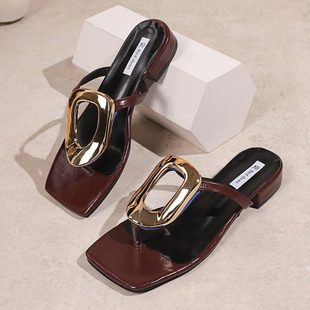 Foreign trade large-size flip-flops women 2025 summer new European and American fashion metal buckle feet wearing beach cool slippers