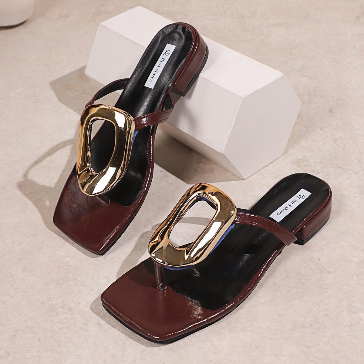 

Foreign trade large-size flip-flops women 2025 summer new European and American fashion metal buckle feet wearing beach cool slippers 42 бордовий