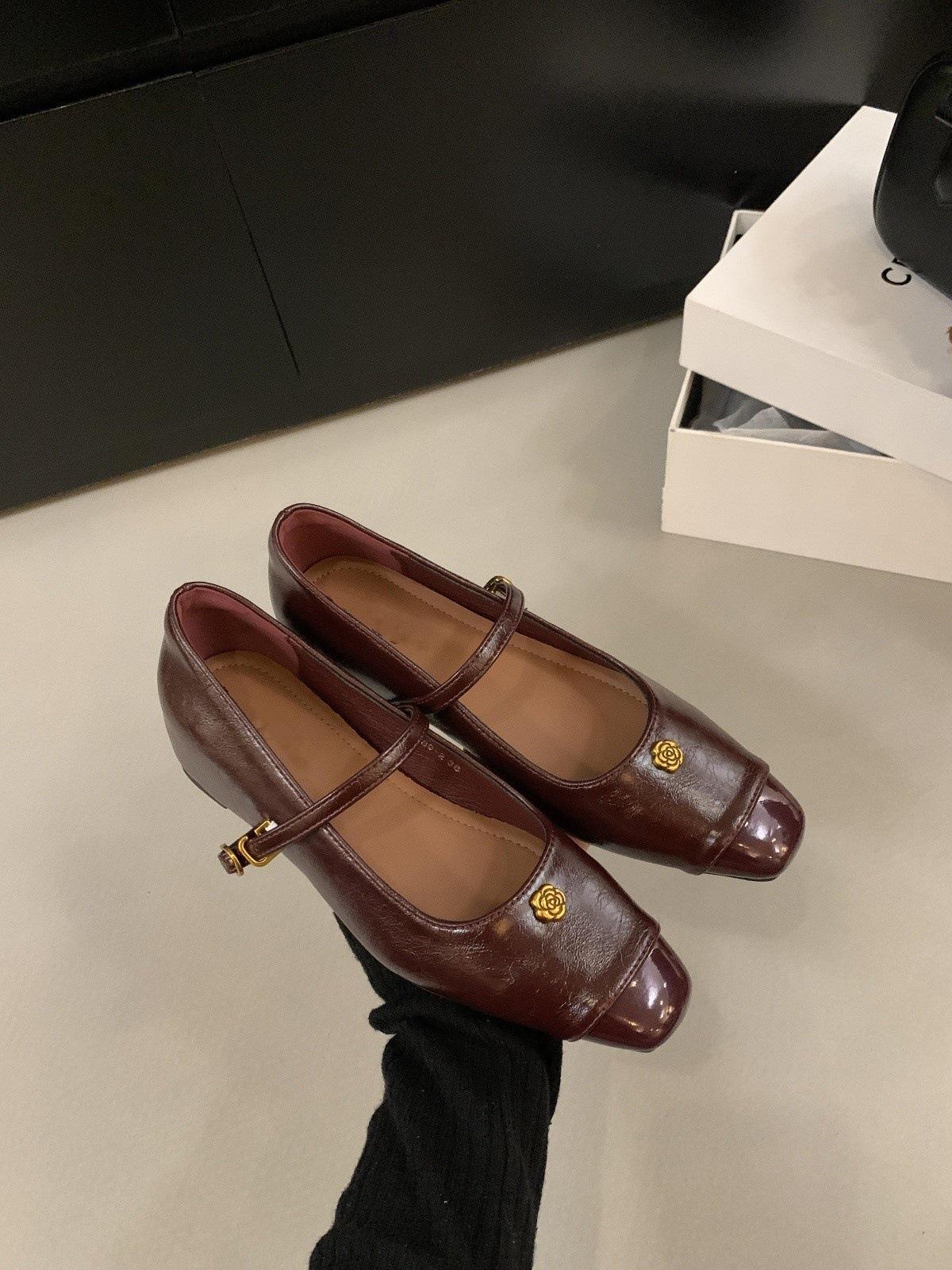 

Внутренняя высота увеличивается черные туфли Мэри Джейн женские туфли 2025 новые весна и осень неглубокий рот слово с темпераментом универсальные одинарные туфли 40 красный