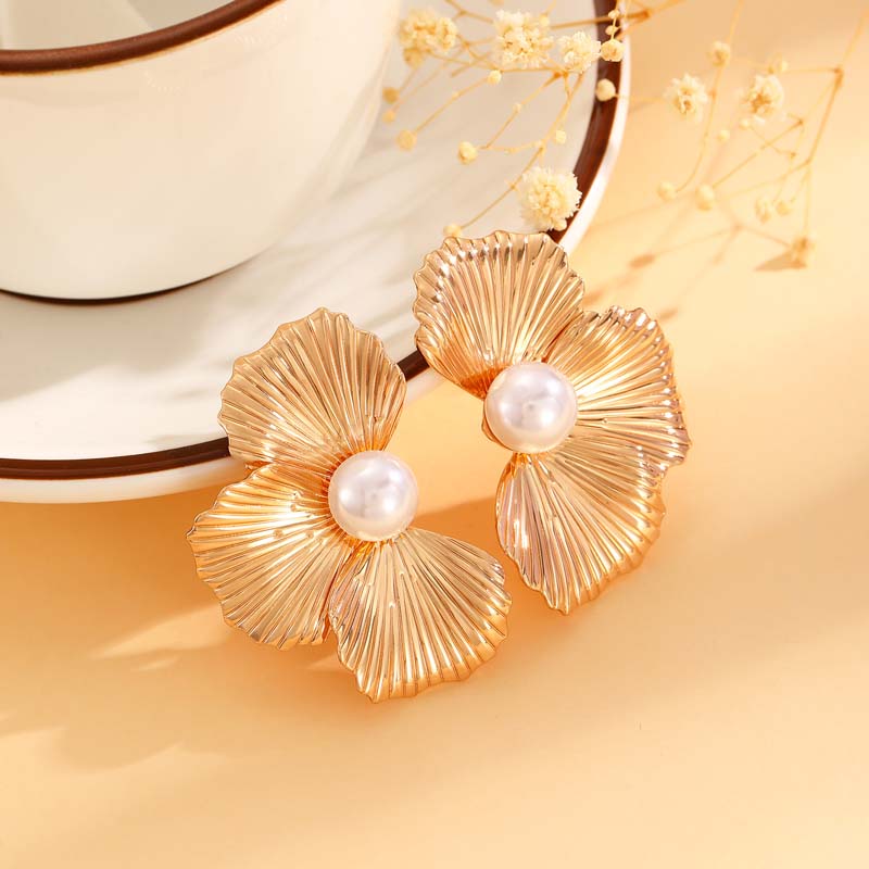 Vintage Gold Color Ginkgo Leaf Flower Pearl Stud Earrings For Women Exaggerated Metal Big Floral Temperament Earrings Zircon