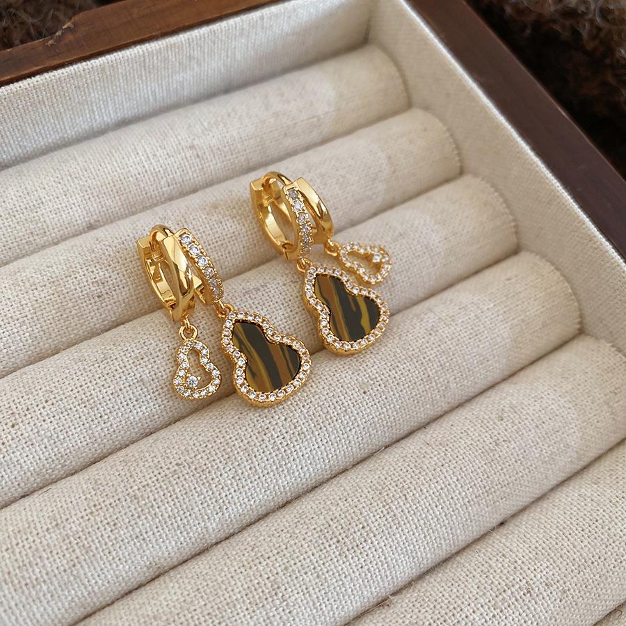Elegant French Retro Floral Pearl Earrings - Geometric, Versatile, High-End Design for Women