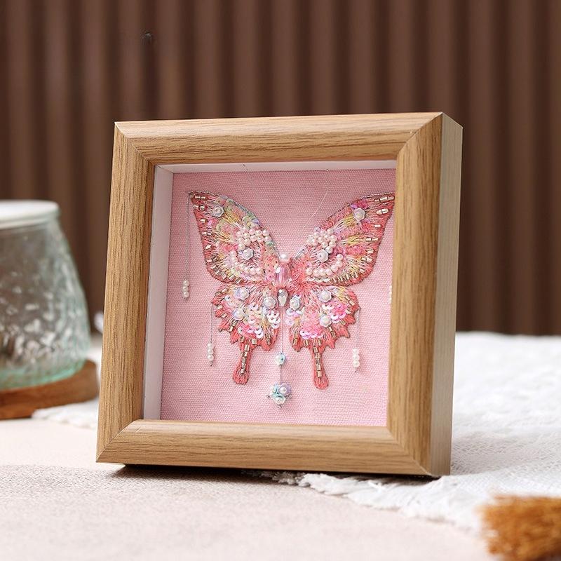 Handmade embroidery DIY material package embroidery, handmade embroidery beads embroidery, novice photo frame painting