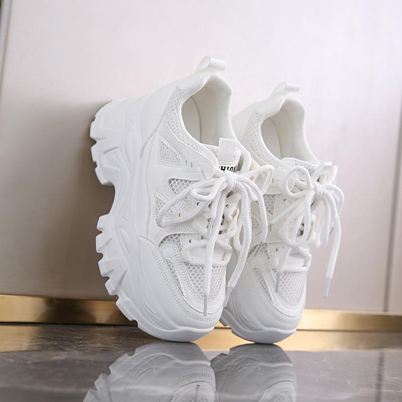Повседневная спортивная обувь на платформе с увеличением внутренней высоты для женщин новинка весны и лета сетчатая дышащая универсальная обувь 35 белый 3577₽