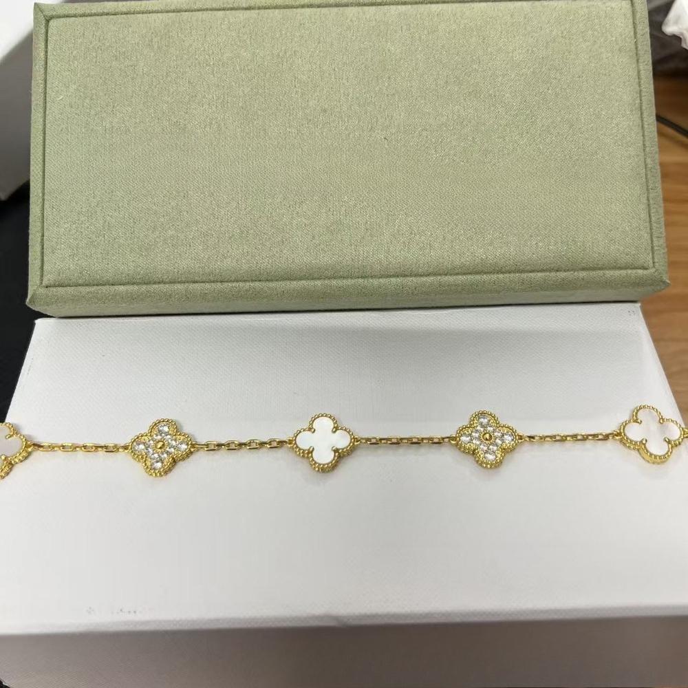 Vierblättriges Klee- und Fünfblüten-Armband mit rotem Achaten - Ein Geschenk für deine Freundin