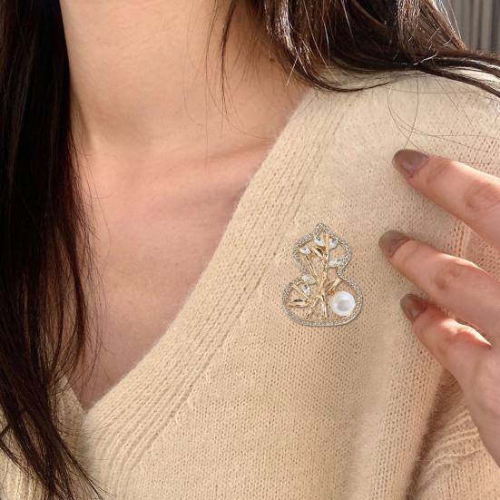 Women Brooch Sparkling Rhinestone Imitation Pearl Inlaid Gourd Shape Anti-Exposure Buckle Suits Sweaters Cheongsam Badge Outfit Accessory