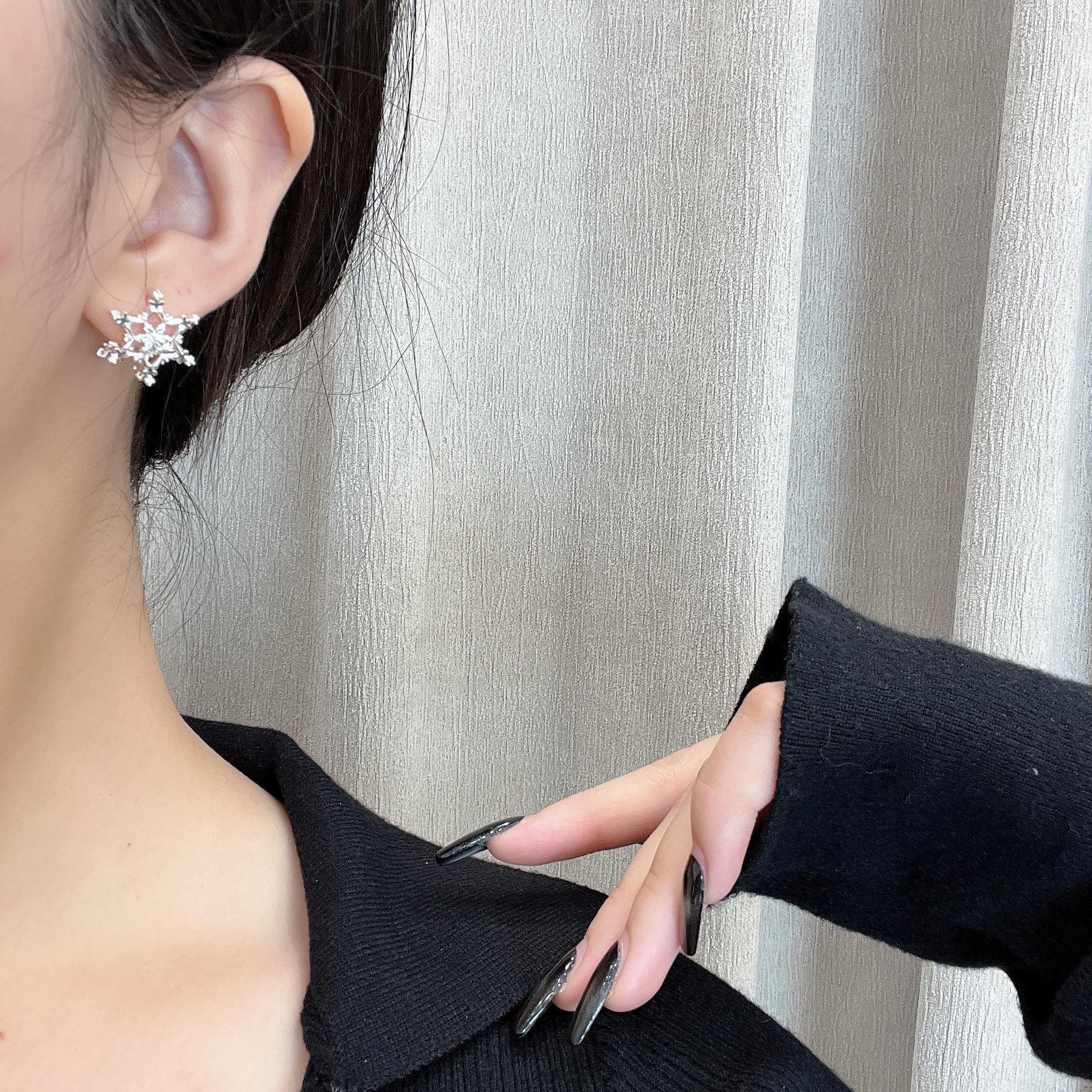 

Элегантные серьги-снежинки: Роскошный, изысканный дизайн с серебряной иглой. Идеально подходит для женщин, ищущих уникальные, красивые аксессуары. Double-sided