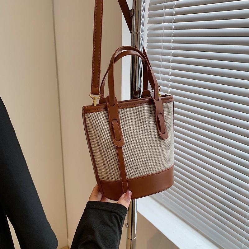 This year, the popular contrasting color bucket bag women's 2025 new niche fashion portable shoulder bag high-end messenger bag