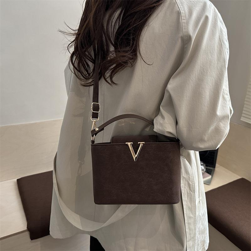 Fashion High Sense 2025 Summer New Light Luxury Texture Foreign Style Niche Versatile Single Shoulder Messenger Handbag