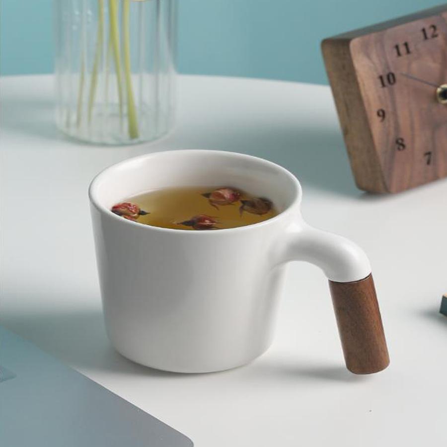 

Wooden handle ceramic mug, minimalist design, a unique and creative coffee cup for office or home use, 380ml. 1pc білий