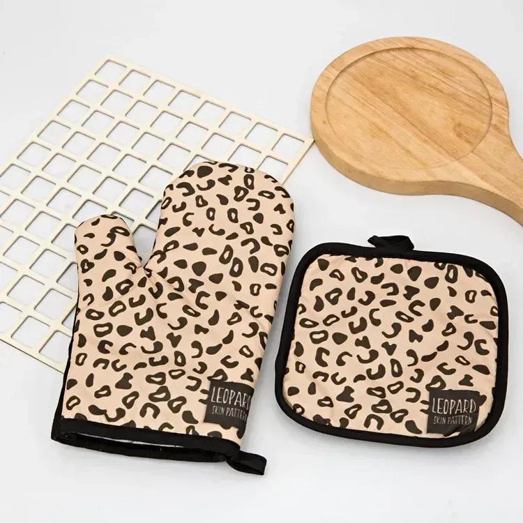 New Kitchen Gloves Insulation Leopard Pattern Pad Cooking Microwave Gloves Baking BBQ Oven Potholders Oven Mitts Potholder Pad for Kitchen