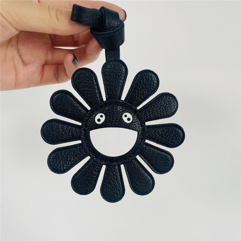 

Автомобильный брелок ручной работы из натуральной кожи в форме цветка и подсолнуха