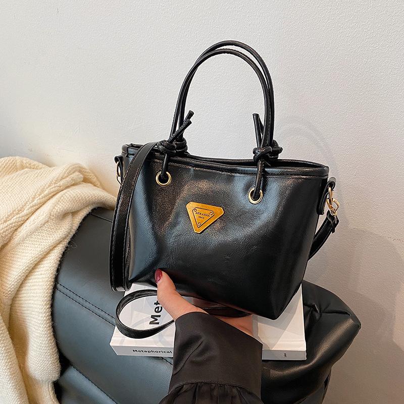 Ins Retro Portable Small Bag Women's 2025 Winter New Small Bucket Bag Versatile Shoulder Messenger Bag Commuter Women's Bag