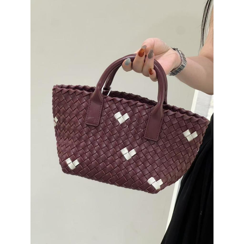 Fashion new lambskin hand-woven handbag wholesale casual versatile vegetable basket genuine leather women's bag messenger bag