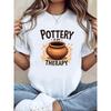 Vit kortärmad rundhalsad t-shirt för kvinnor med trycket "Pottery is My Therapy", Mjukt medelstretchigt tyg, Vardagsmode