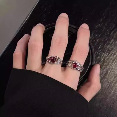 Dunkler, strukturierter Ring mit einer Nischenöffnung und unregelmäßigem Design, Zeigefingerring