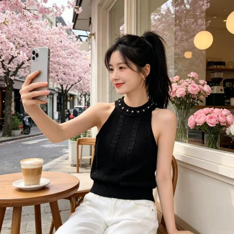 Rückenfreier Weste für Damen im Frühling und Sommer, kombiniert mit einem zugeknöpften Strickpullover und einem eng anliegenden Stricktop
