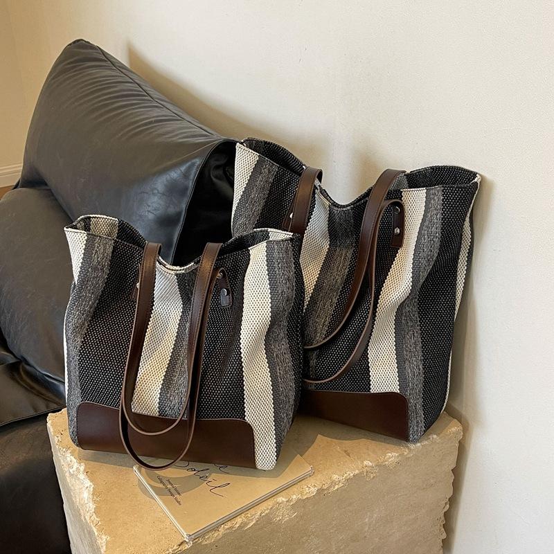 New Trendy Women's Striped Shoulder Bag Fashionable Casual Large Capacity Handbag Texture Commuter Armpit Tote Bag