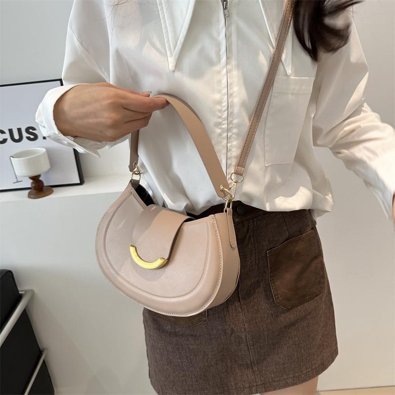 Early out of the new fashionable texture shoulder armpit bag retro bag women's solid color casual messenger saddle bag tide
