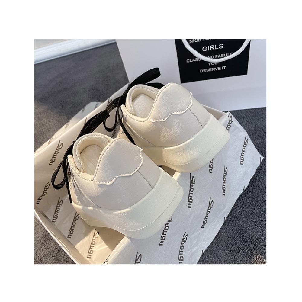 Fritidssko med flate hæler og tykke såler for kvinner