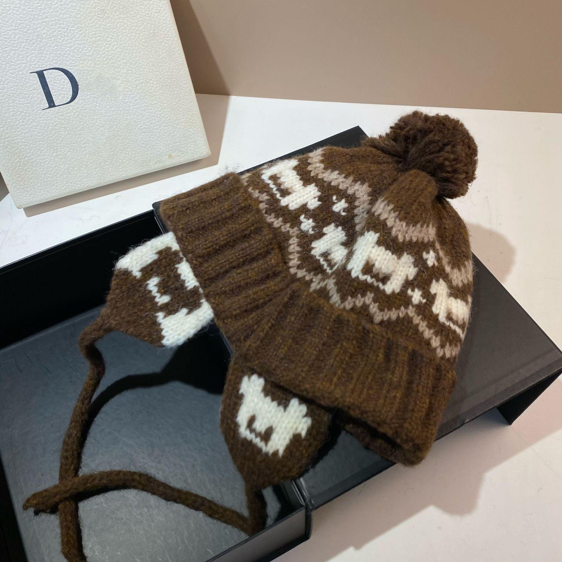 

Cold Winter In The North, Warm Ears, Thickened Knitted Hat, Cute Bear Earmuffs, Outdoor Cold-Proof Lei Feng Hat One size fits all темно-коричневого кольору