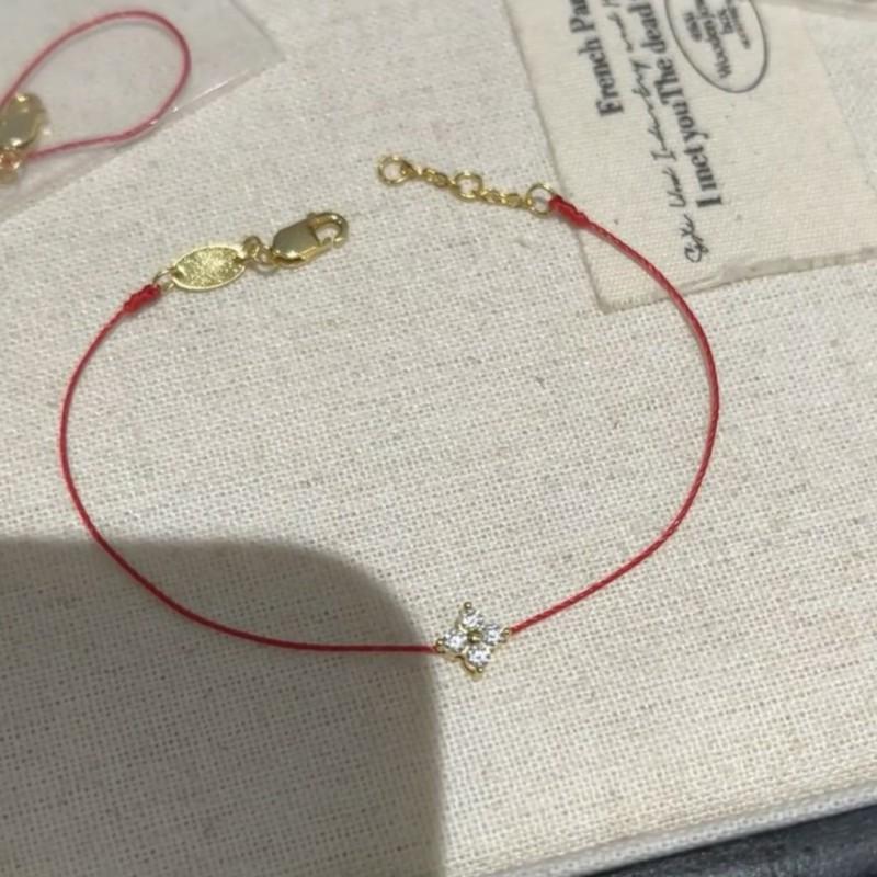 Handgewebtes rotes Schnurarmband mit vergoldetem vierblättrigem Klee-Anhänger für Damen, Paare, Luxuriöser minimalistischer Stil