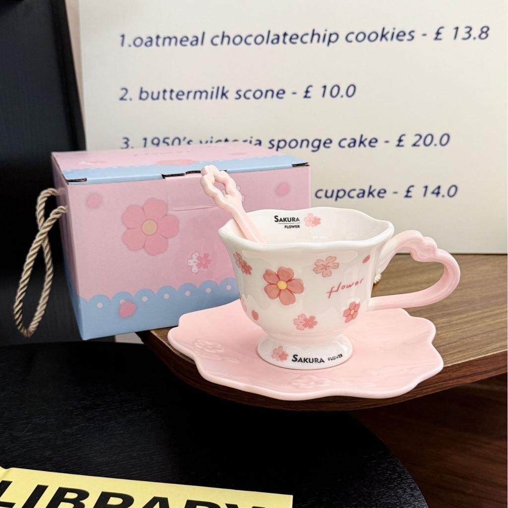 Kreatives Keramik-Kaffeebecher- und Untertassen-Set Büro Nachmittagstee Tasse und Untertasse Mädchenherz Kirschblüten Geprägte Tasse und Untertasse Souvenir