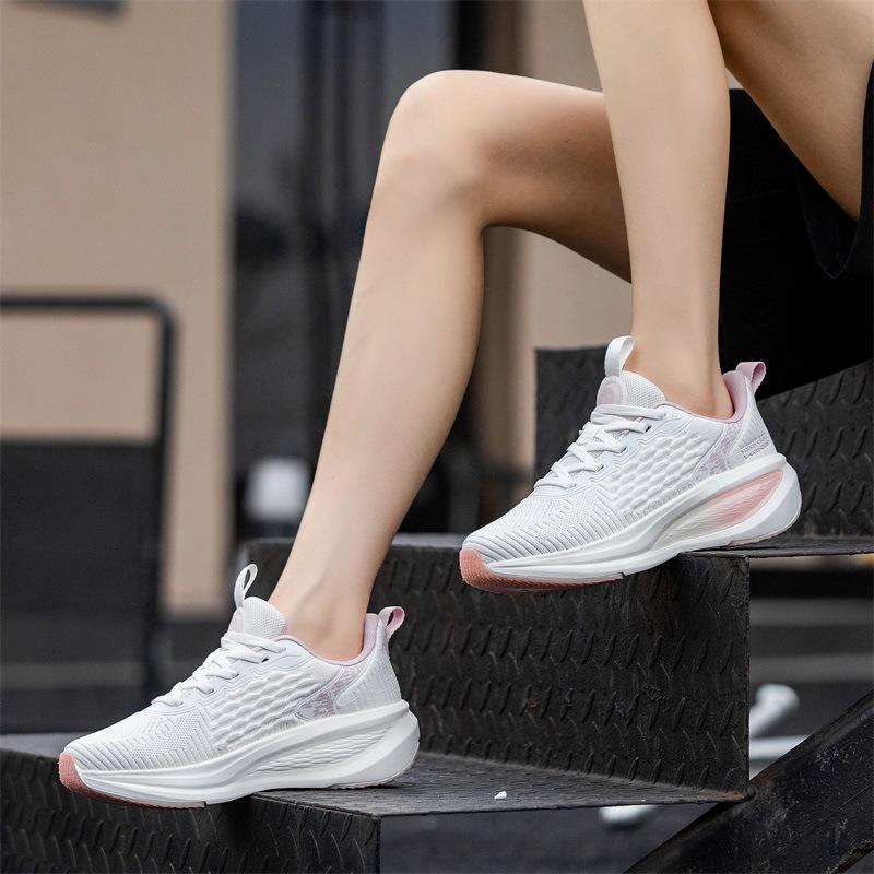 Neue Sportschuhe sind atmungsaktiv, modisch und bequem, stoßdämpfende Weitsprung-Laufschuhe und Herren-Freizeitschuhe.