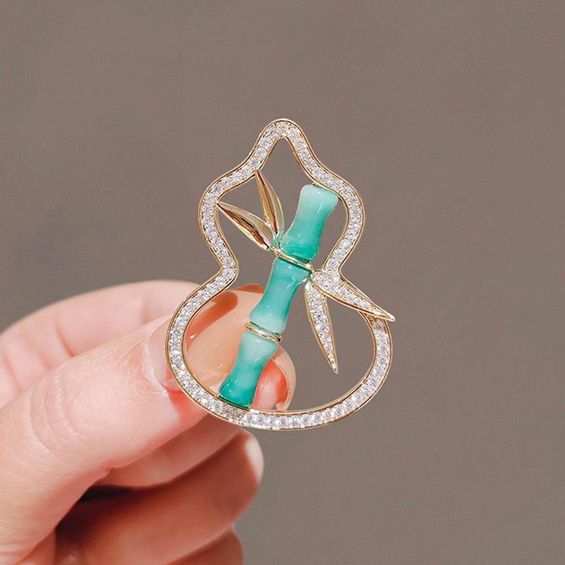 Elegant Alloy Brooch: Premium Niche Women's Versatile Corsage for Coats and Suits