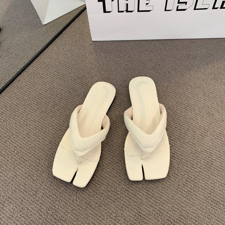 

Красивая юбка серебряный носок пляжные шлепанцы женская летняя одежда 2025 новые шлепанцы на плоской подошве пятачки крутые шлепанцы 39