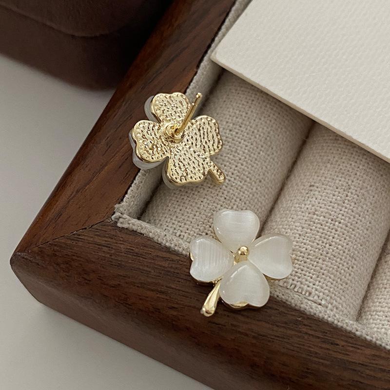 Opal Four-Leaf Clover Stud Earrings, Japanese And Fresh Light Luxury Retro High-End Earrings, Women'S Fashion Versatile Earrings