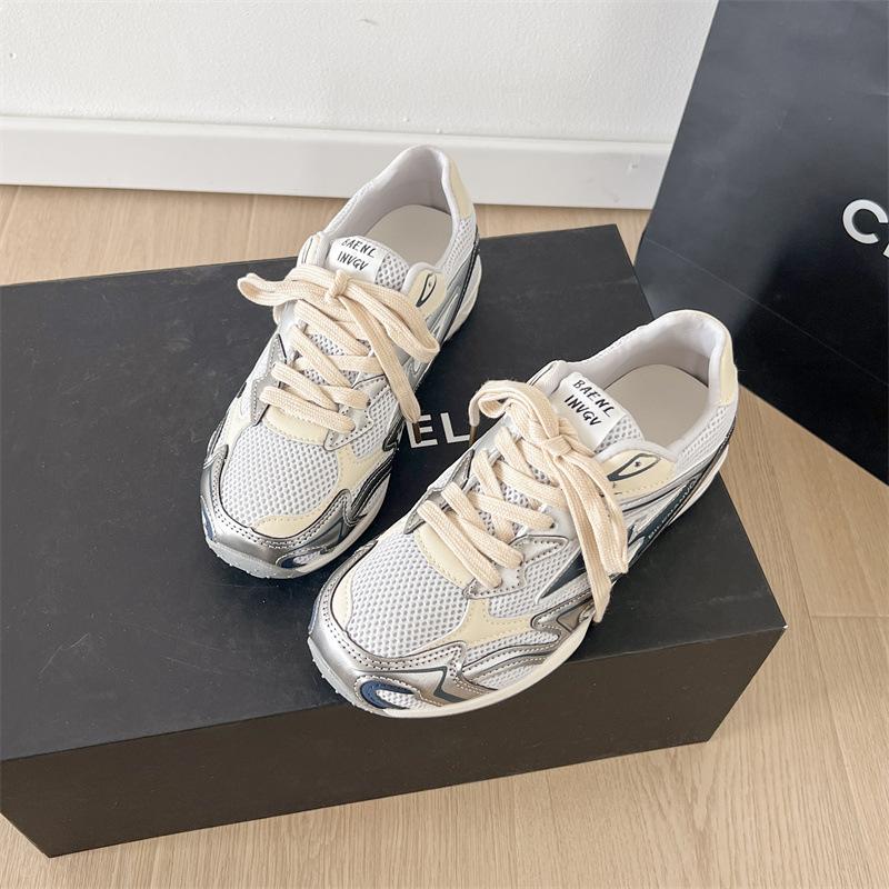 Srebrne retro lekkie i wszechstronne sneakersy podwyższające wewnętrznie na płaskiej podeszwie damskie 2025 nowe letnie miękkopodz solesowe niemieckie buty treningowe