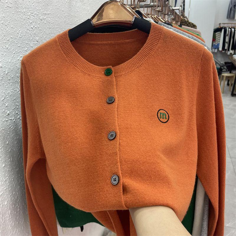 

Весенне-осенний новый вязаный кардиган, женский корейский вязаный кардиган с вышивкой букв, свободный низ, весенний топ с длинными рукавами, свитер, женское пальто One Size оранжевый