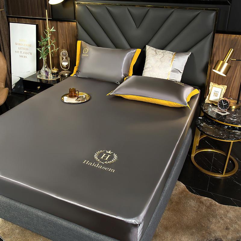 Washed Silk Mattress Three-piece Set, Single-piece Mattress Mat, Washable and Foldable, Fully Enclosed, and the Bedspread Is Non-slip.