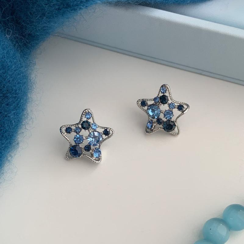 Stars fall into the sea, contrasting colors, shades of blue diamonds, hollowed out five-pointed star stud earrings, niche design earrings