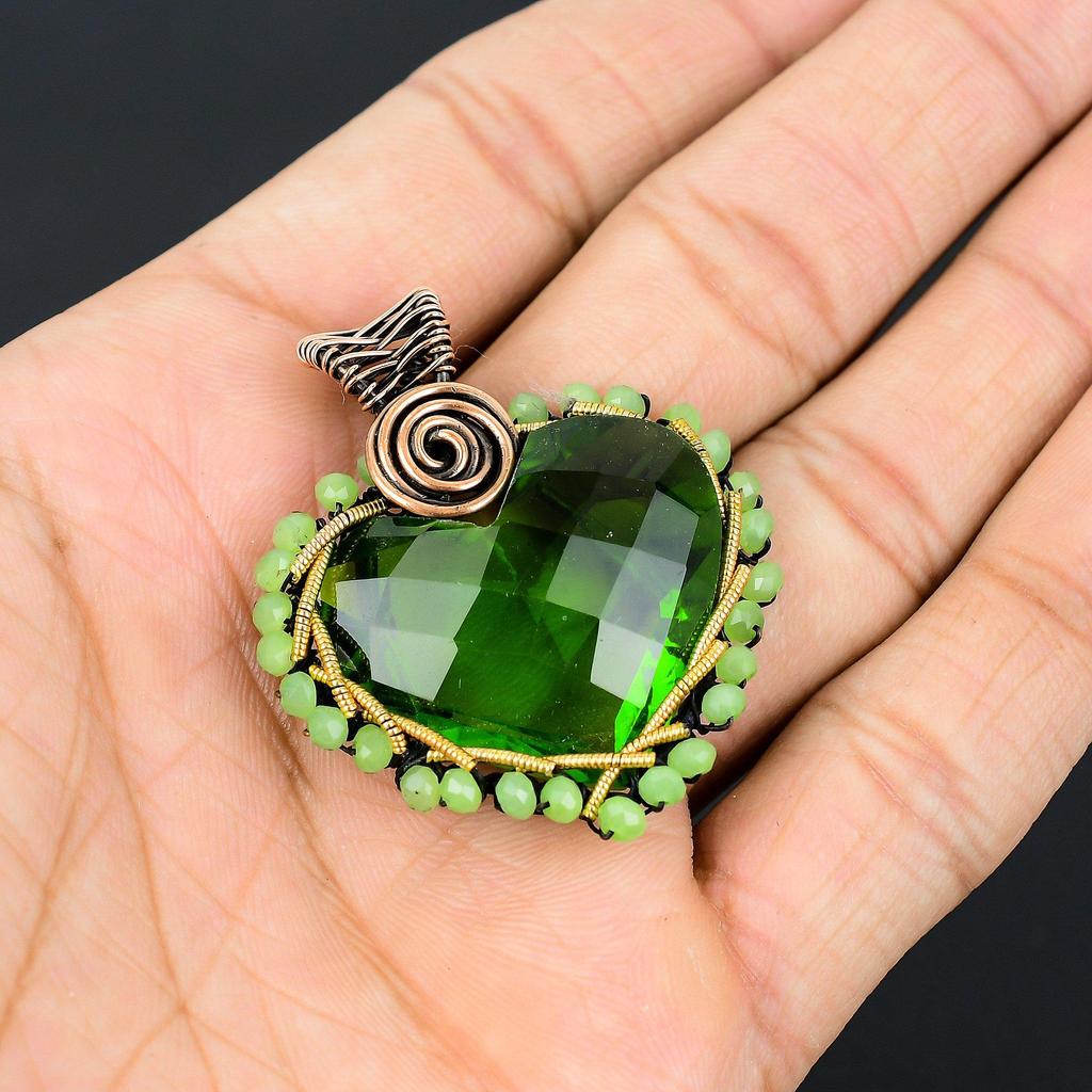Herzform Peridot Edelstein Handgefertigter Kupferdraht Wickelschmuck Bezaubernder Anhänger