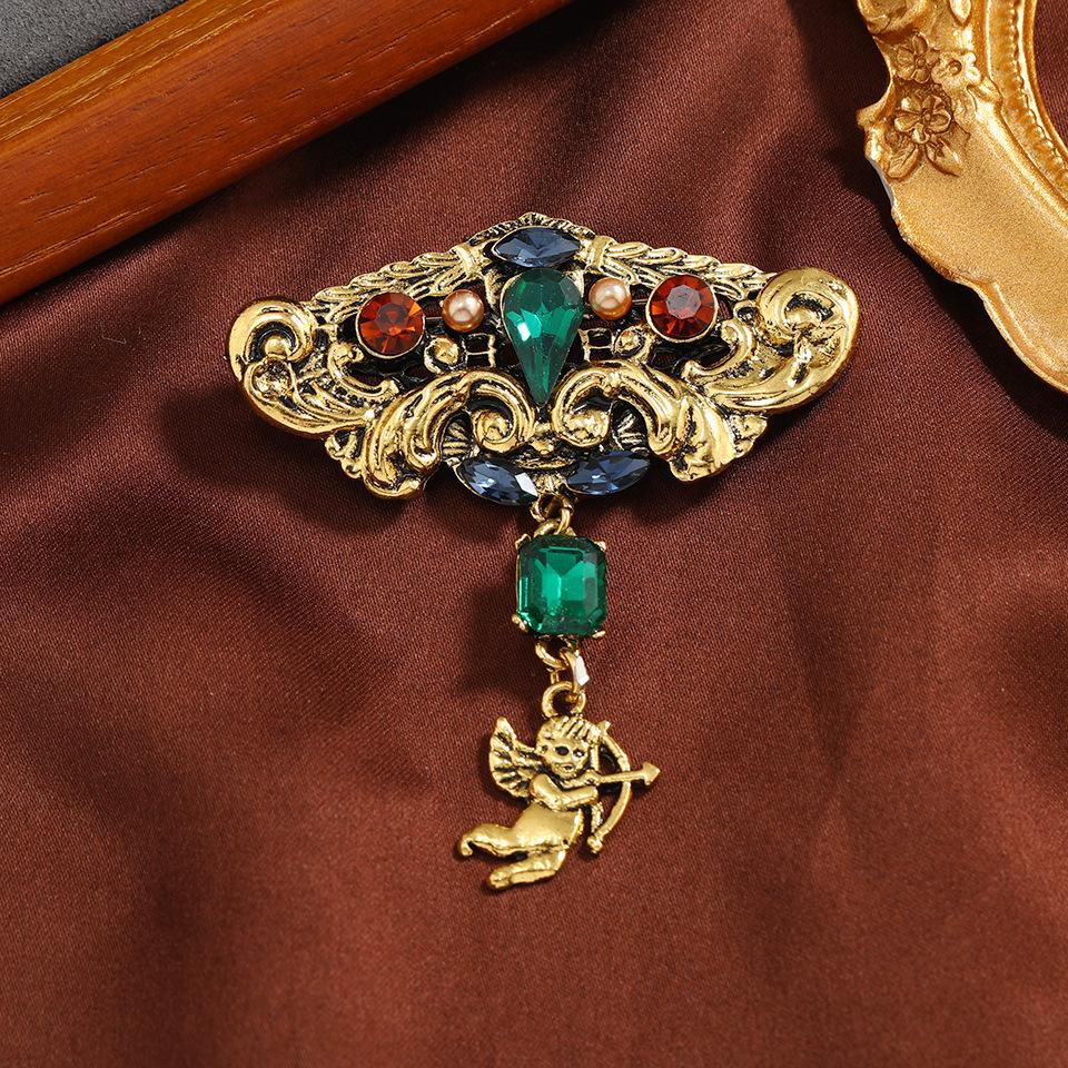 Vintage Medieval Emerald Brooch Light Luxury Butterfly Bee Pin Hollow Corsage Tassel Accessories