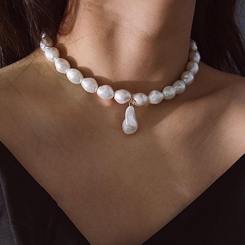 Elegant short versatile single-layer necklace - minimalist baroque irregular pearl necklace