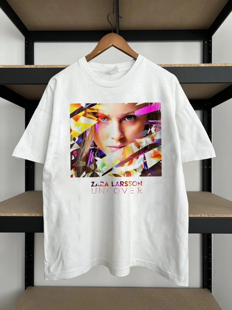 

Откройте для себя футболку Zara_Larsson с коротким рукавом, белую, размеры S-5XL, BL1583, унисекс M
