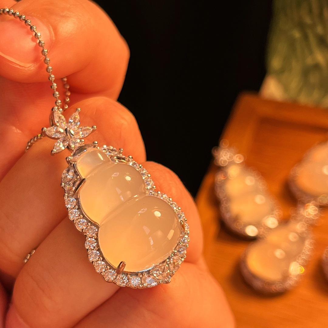 Jade White Ice Light Natural White Chalcedony Pendant Agate Pendant, Real Shot