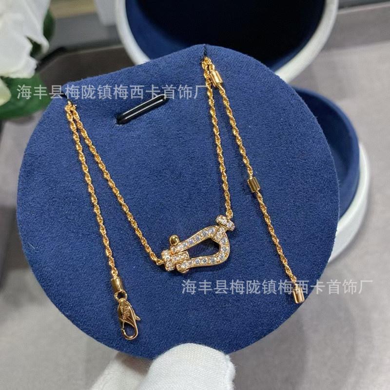Collana Fibbia a Ferro di Cavallo Edizione Premium Catena Intrecciata Semi-Diamantata Fibbia a U Spessa Catena Clavicolare Completamente Diamantata Placcata Oro 18k Regalo Moda
