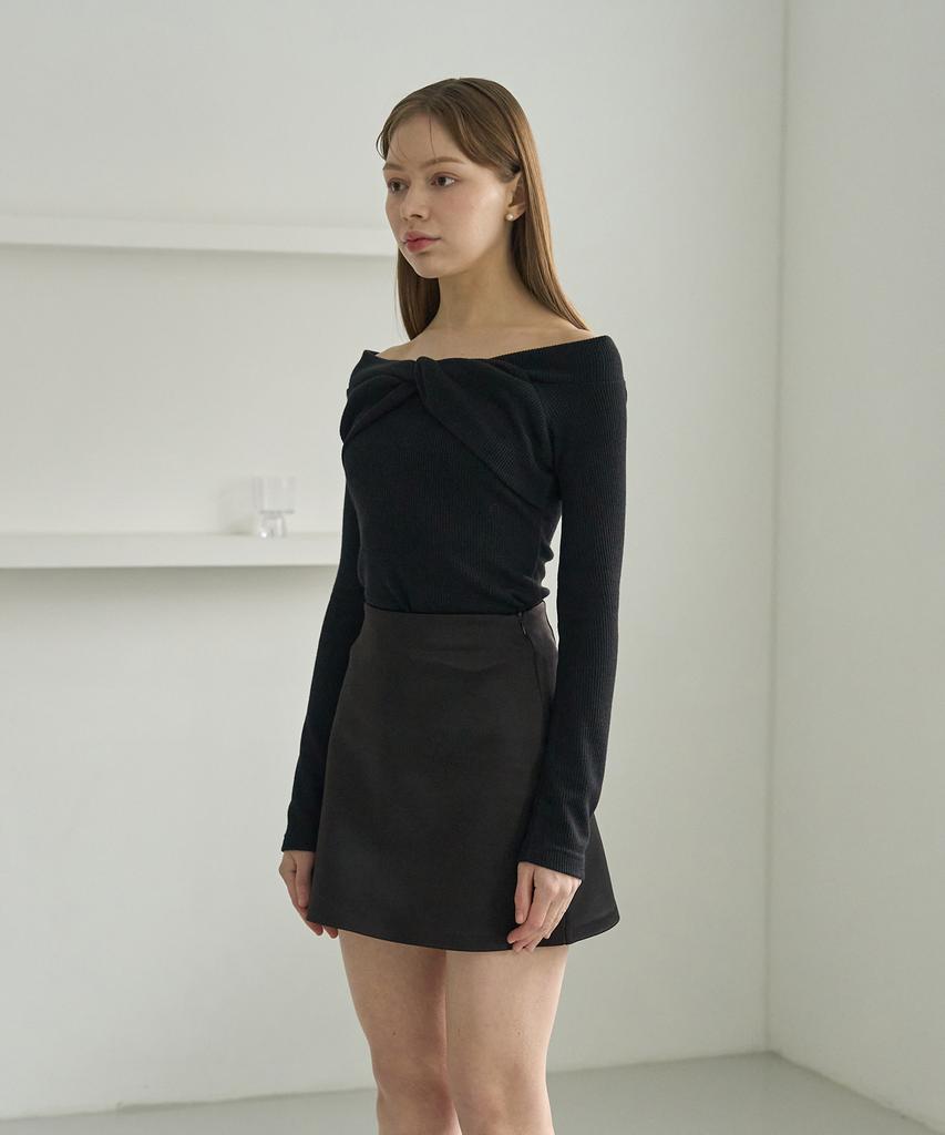5OML Twisted Off-Shoulder Long Sleeve (Black)