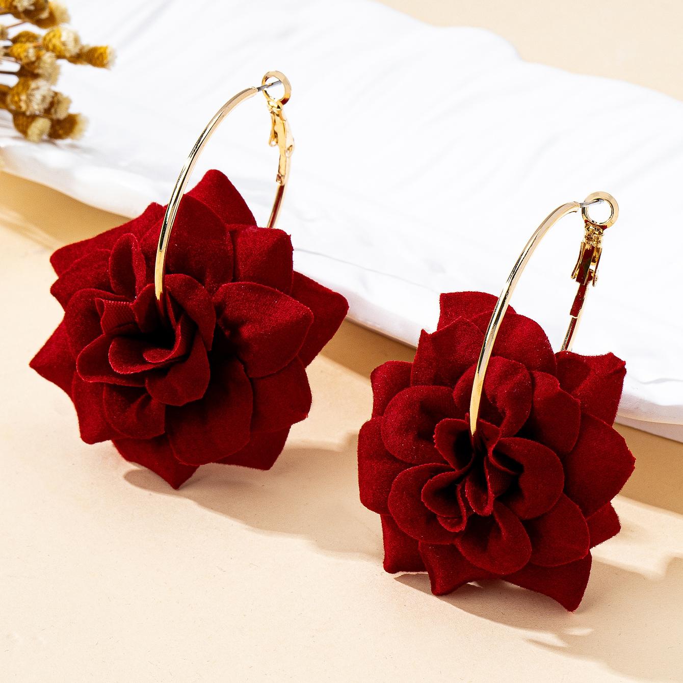 

A Pair of Women s Hoop Earrings with Red Three-Dimensional Fabric Flowers, Suitable for Everyday Wear and Vacation Wear червоний