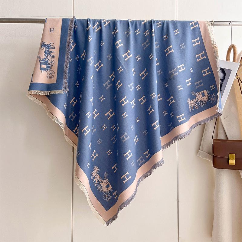 

Шарф женский с буквами большой квадратный шарф премиум утолщенный теплый внешний плащ высокого класса подарочная шаль 130*130